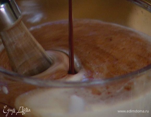 Непрерывно взбивая тесто, влить в него тонкой струйкой растопленный шоколад.