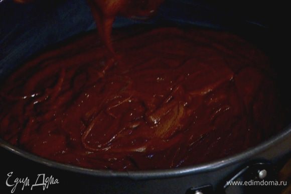 Небольшую глубокую форму для выпечки смазать сливочным маслом и выложить в нее шоколадное тесто. Отправить пирог в разогретую духовку на 25 минут.