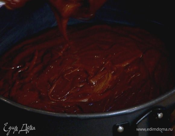 Небольшую глубокую форму для выпечки смазать сливочным маслом и выложить в нее шоколадное тесто. Отправить пирог в разогретую духовку на 25 минут.