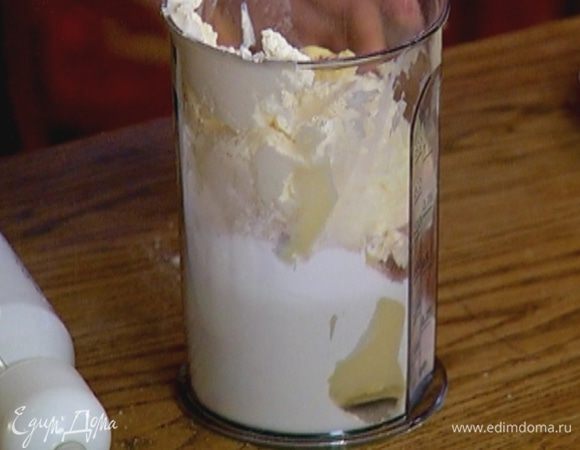 Приготовить крем: сливочный сыр, оставшееся сливочное масло, сахарную пудру и какао взбить миксером в однородную массу.