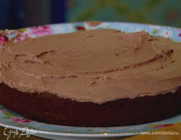 Равномерно покрыть кремом готовый пирог.