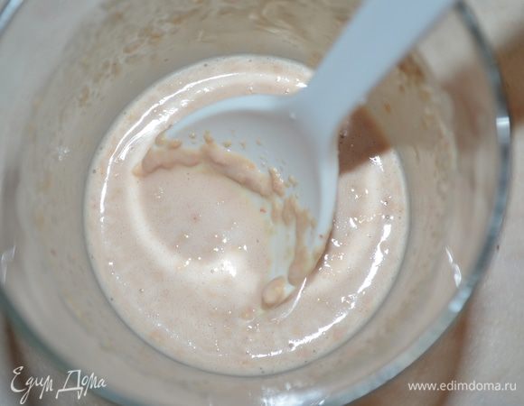 Дрожжи смешать с 1/8 стакана теплой ,но не горячей воды или молока. Дать им постоять...они должны немного вспенится и "ожить"