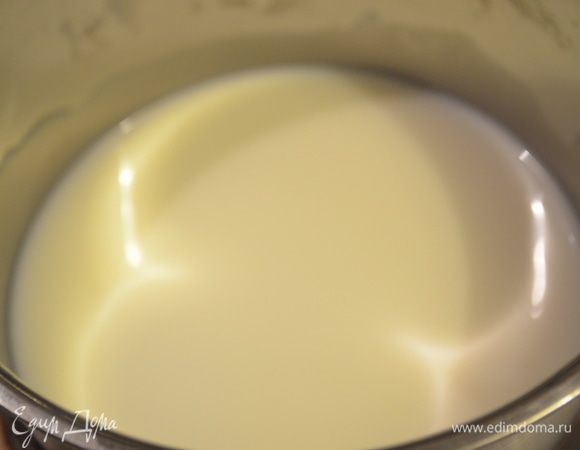 молоко нагреть в ковшике, но не кипятить