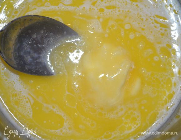 добавить масло и сахар и все размешать до полного растворения 