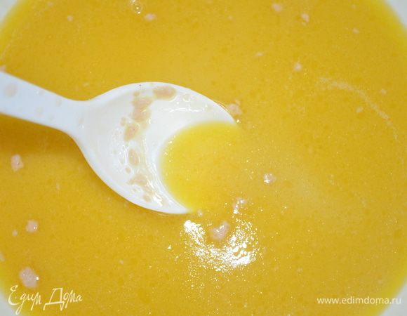 смешать масляно-молочную смесь с дрожжами и все размешать 