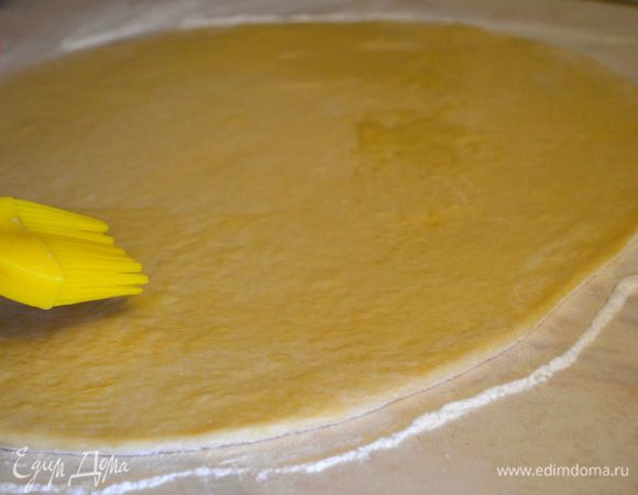 тесто раскатать и смазать растопленным сливочным маслом 