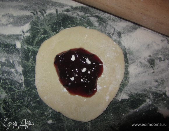 В середину лепешки выложить варенье, чуть-чуть посыпать крахмалом (для того чтобы начинка не растекалась).