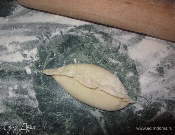 Слепить пирожок.