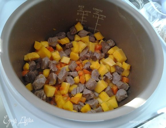 На программе "Жарка" обжариваем говядину в течение 10 минут, добавляем морковь, лук, тыкву и обжариваем еще 5 минут.