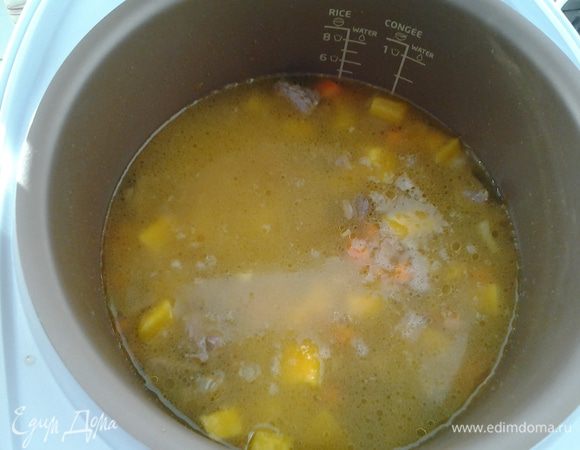 Добавляем воды, включаем программу "Суп/пароварка" на 1 час и тушим.