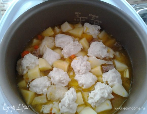 Добавляем картофель, выкладываем тесто (по возможности, можно сделать это красиво, но если нет времени...), добавляем специи, включаем программу "Суп/пароварка" еще на 0,5 часа.