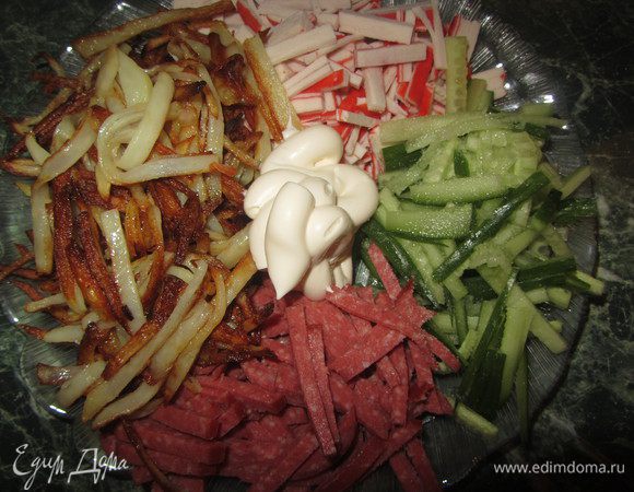 . . . в середину добавить майонез, огурчики можно немного присолить.