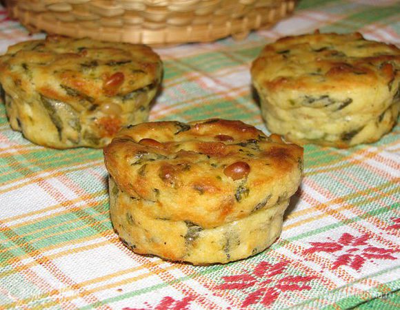 Разогреть духовку до 190 градусов. Формочки для маффинов смазать маслом, заполнить на 2/3 тестом и выпекать 20-25 минут до золотистого цвета. Приятного аппетита!