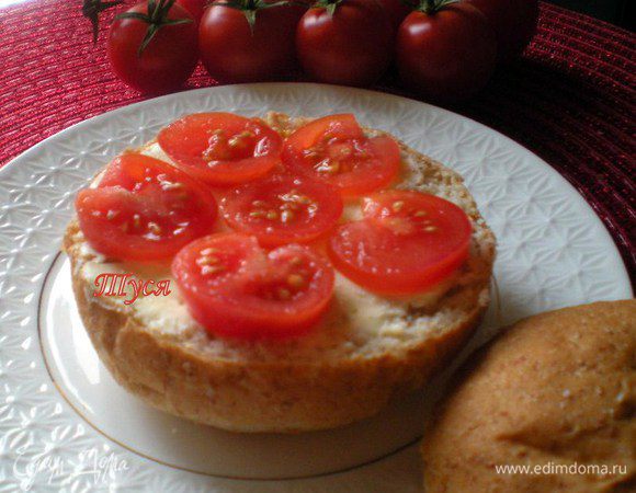 Помидоры нарезать колечками. Положить их на хлеб с маслом и присолить. Угостите своих нехочух!!!