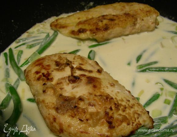 Добавляем курицу и зеленую фасоль (можно прямо замороженную). Готовим еще минут 7, затем посыпаем петрушкой, солим, перчим по вкусу и снимаем с огня. Даем остыть.