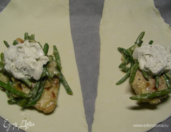 Тесто тонко раскатываем и разрезаем на 4 квадрата. Выкладываем на каждый по кусочку курочки, немного овощей и сверху по 1 ст.л. мягкого сыра. 
Заворачиваем тесто в виде конвертов. У меня немного по-другому получилось. Я курочку выложила на одну половину теста, накрыла второй и защипала концы. Смазываем взбитым яицом и выкладываем на противень, лучше на бумагу для выпечки. Из остатков теста можно вырезать листики или другие украшения, тоже смазать их яйцом и приклеить на конвертики. Выпекаем при 200 гр 30-40 минут до золотистого цвета. 
