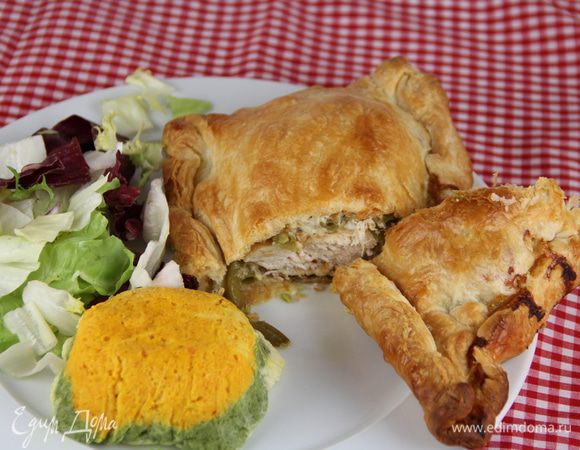 Подаем с гарниром по вкусу. Можно просто с овощным или зеленым салатом, так как блюдо само по себе уже сытное. А я подавала с небольшим овощным муссом http://www.edimdoma.ru/retsepty/50533-trehtsvetnyy-ovoschnoy-muss. Приятного аппетита))