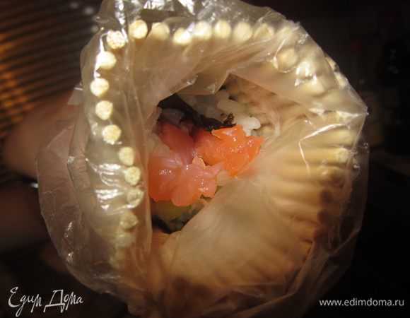 Затем аккуратно сверните ролл так, чтобы циновка не попала внутрь «рулета».