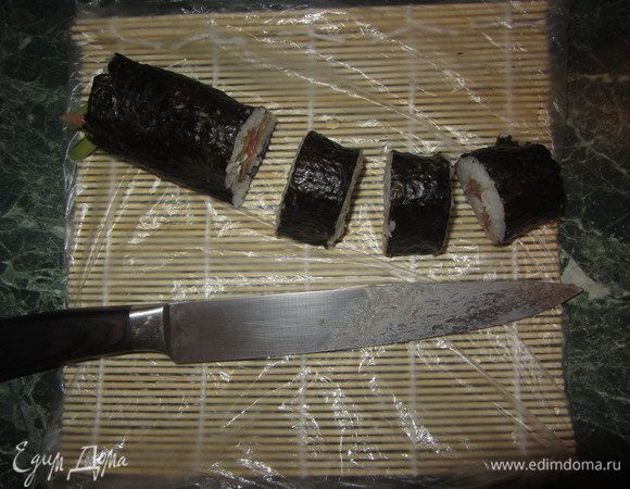 Нарежьте ролл на кусочки, смачивая нож в холодной воде.