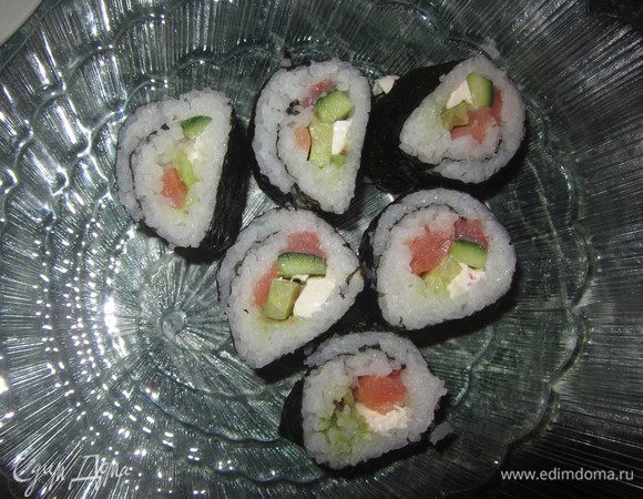 Выложите роллы на тарелку. Подавайте с имбирем, васаби и соевым соусом.