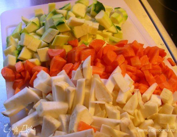 Овощи нарезаем кубиком. Листья шпината промываем.
