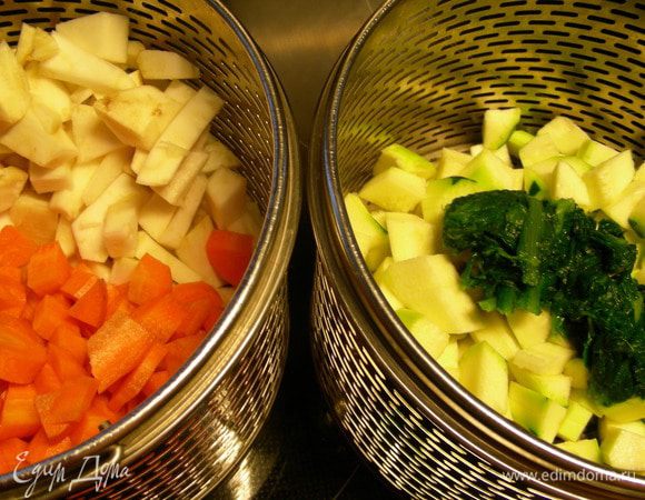 Морковь и сельдерей помещаем в одну корзину пароварки (нужно постараться их особо не смешивать), а в другую - кабачок и шпинат. Готовим минут 25. Конечно, можно овощи и просто отварить, главное по отдельности.
