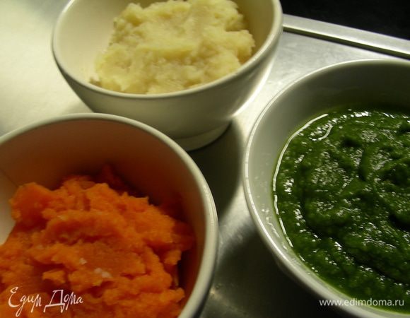 В блендере по отдельности превращаем овощи в пюре и раскладываем по разным мискам. 
