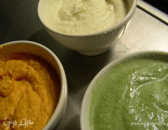 К моркови добавляем куркуму, а к сельдерею - мускатный орех. Солим, перчим по вкусу. В каждую миску добавляем по 80 мл сливок, перемешиваем.