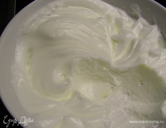 Белки взбиваем в крепкую пену и раскладываем по трем мискам. Аккуратно перемешиваем их с овощной массой. 
