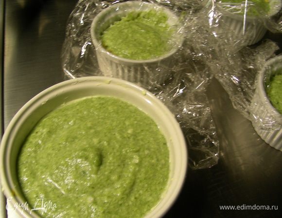 Небольшое формочки или чашечки застилаем пищевой пленкой. Выкладяем в них мусс слоями - морковный, сельдереевый и кабачковый. Я сельдереевый и кабачковый поменяла местами. Накрываем мусс сверху пленкой и ставим в пароварку минут на 40. 
