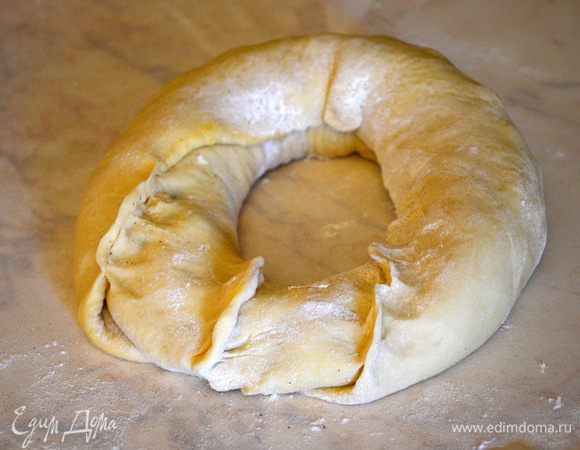 свернуть в рулет и соединить концы. Получается кольцо. Все края защипить