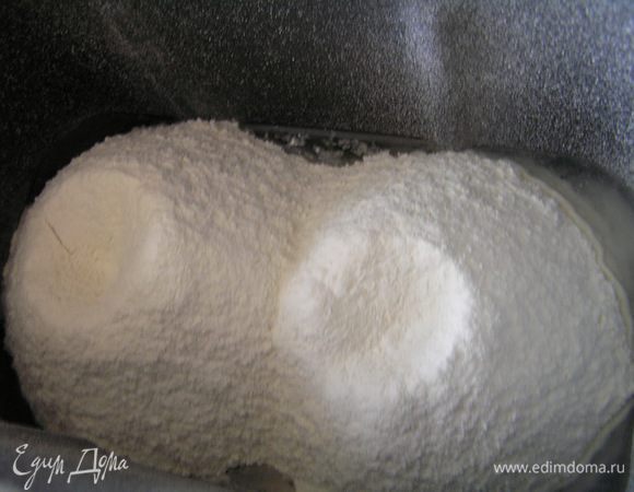 В контейнер хлебопечки налить воду, добавить соль и масло, затем всыпать муку,