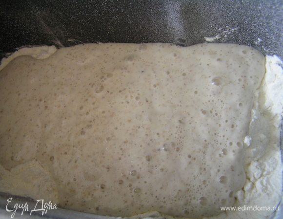 добавить опару. Включить хлебопечку, выбрать программу "Белый хлеб", вес 1000 г и средний цвет корочки.