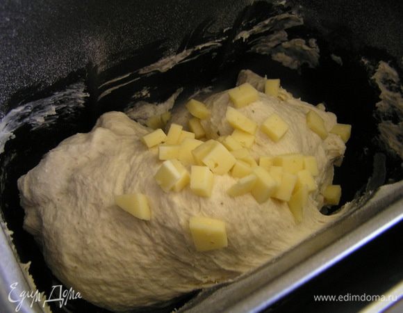 После звукового сигнала добавить сыр, нарезанный маленькими кубиками, или натерный на крупной терке.