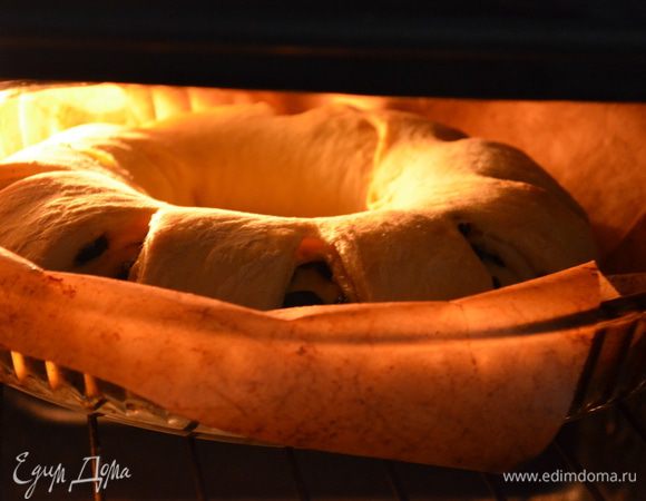Смазать сливочным маслом и выпекать при 180 гр примерно 45-50 минут