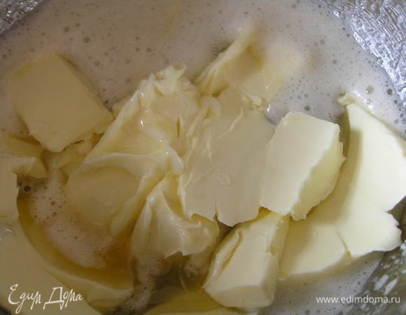 Приготовить тесто. Яйцо и желток взбить с сахаром, добавить размягченное сливочное масло, перемешать,

