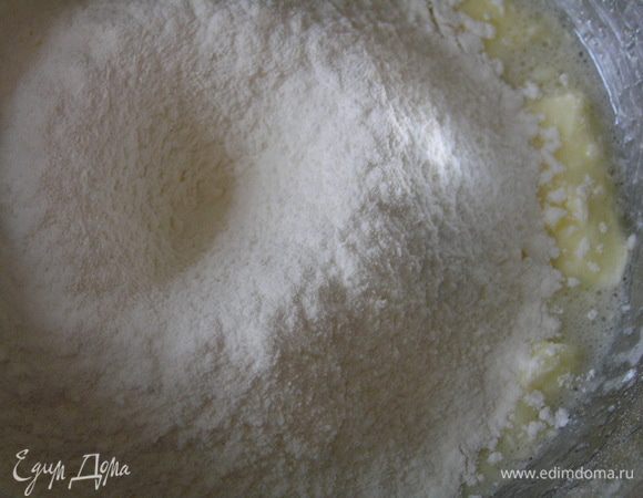 всыпать муку и замесить тесто.

