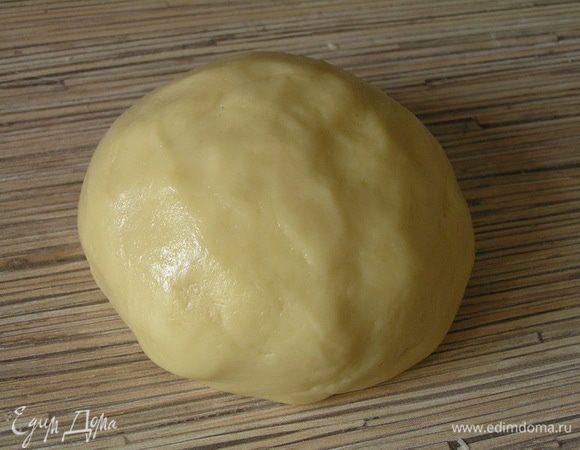 Скатать тесто в шар, завернуть в пленку и убрать на 30-60 минут в холодильник.

