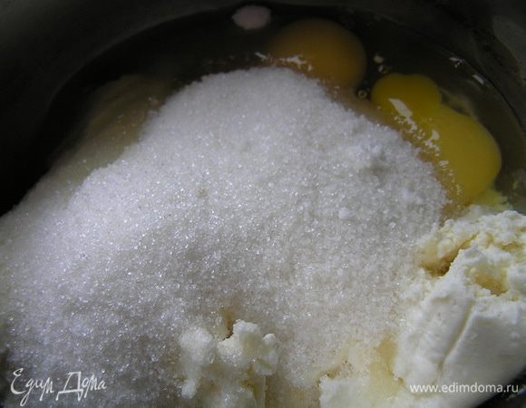 Для начинки смешать творог, сахар, соль, ванилин и яйца,

