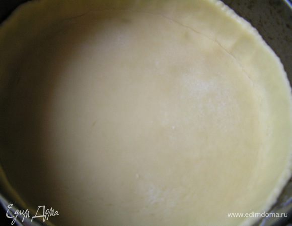 Тесто разделить на 2 неравные части. Большую часть раскатать, вырезать круг по размеру формы (у меня диамерт 18 см) + высота бортиков (3-4 см), уложить в форму (застелить дно бумагой для выпечки). Запечь тесто 12 минут при 200*С.

