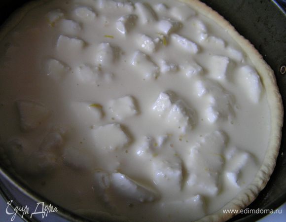 Затем вылить на тесто часть начинки, добавить нарезанный на кусочки зефир, залить оставшейся творожной начинкой.

