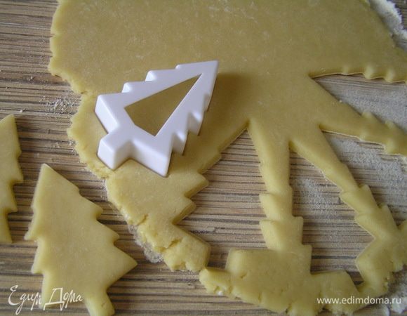 Вырезать из остатков теста ёлочки (в честь праздника) или просто полосы (затем из них нужно сделать сетку, как на обычные пироги).

