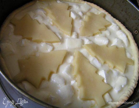 Выложить ёлочки (или сетку из полос) на пирог и запекать пирог еще около 30-35 минут.

