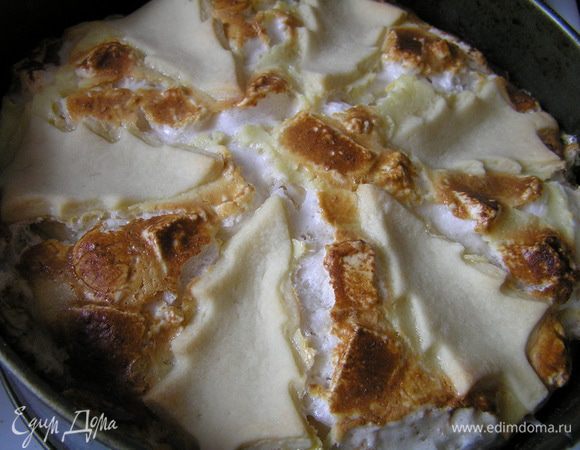 Готовый пирог остудить в форме, затем аккуратно вынуть, охладить.

