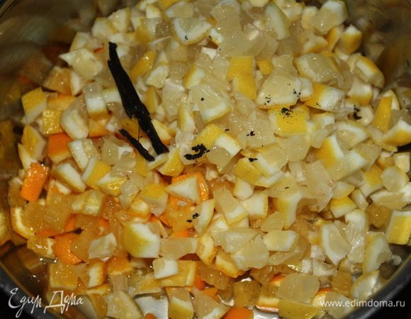 Порезать их небольшими кубиками,стручок ванили разрезать, выскрести ножом семена,отправить их вместе со стручком в кастрюлю.