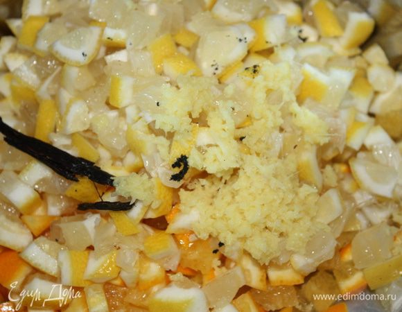 Имбирь нарезать небольшими ломтиками и отправить туда же.