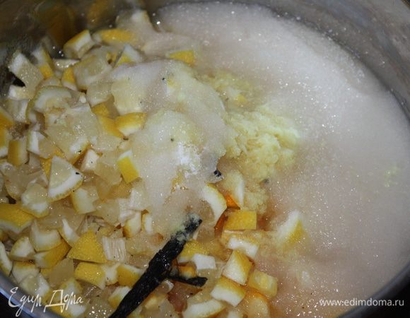 Засыпать сахаром,залить водой и поставить на средний огонь на 35-40 минут.