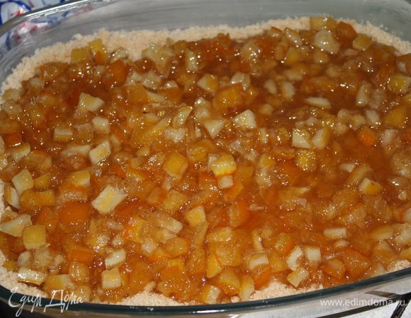 В смазанную маслом форму выкладываем наши "крошки" (у меня форма 13х24 см),сверху выкладываем нашу начинку и отправляем все в духовку на 45-50 минут при 180 градусах. Приятного аппетита!!!