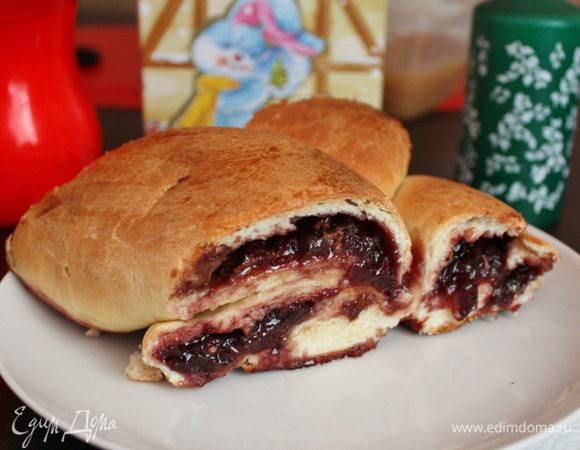 А еще вчера я делала потрясающе вкусный пирог с вишневым варенье и шоколадом от Елены (Azdora). Вот ссылка: http://www.edimdoma.ru/retsepty/50189-venok-s-domashnim-vishnevym-vareniem-i-shokoladom-iz-holodnogo-drozhzhevogo-testa  Всем рекомендую испечь!!!