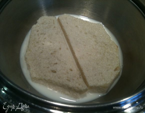 Приготовить фарш, добавить в него 2 луковицы и 3 зубка чеснока. Ломтики батона замочить в молоке....